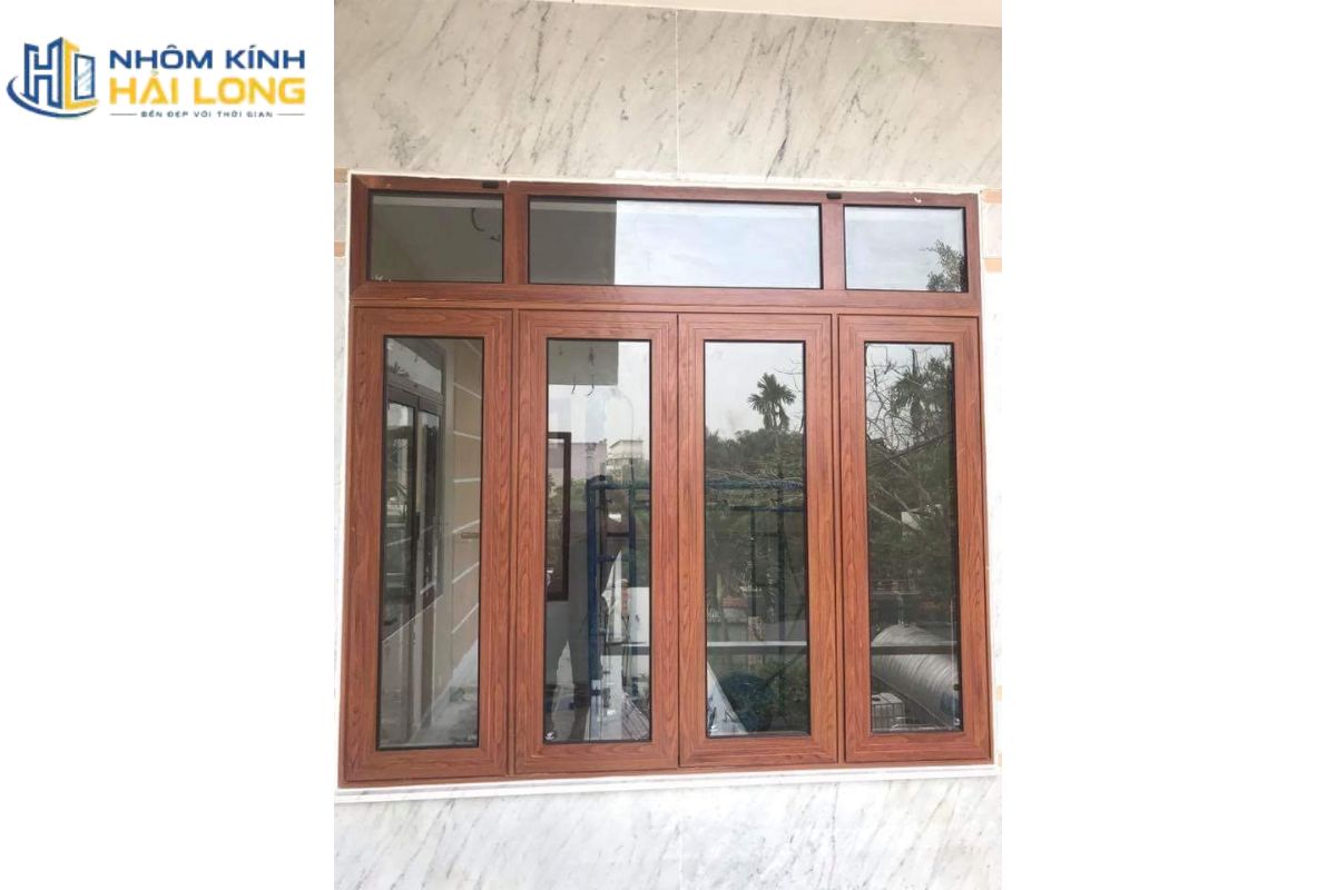 Bảng màu cửa nhôm Xingfa vân gỗ kết hợp kính trà hoặc kính màu nhẹ giúp không gian ấm áp nhưng cần tránh phối tổng thể quá tối