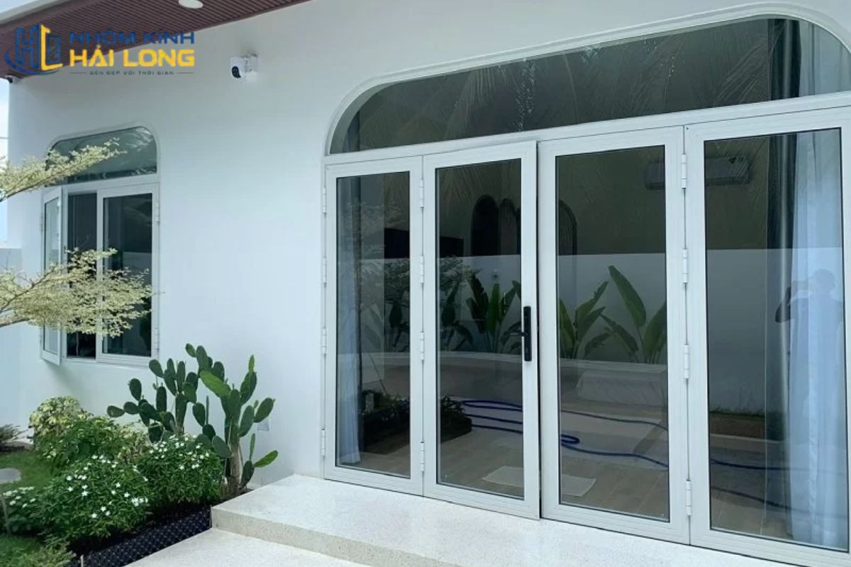 Bảng màu cửa nhôm Xingfa cho cửa chính và mặt tiền gồm đen, ghi xám, nâu sần hoặc vân gỗ, giúp định hình phong cách hiện đại, ấm áp và sang trọng
