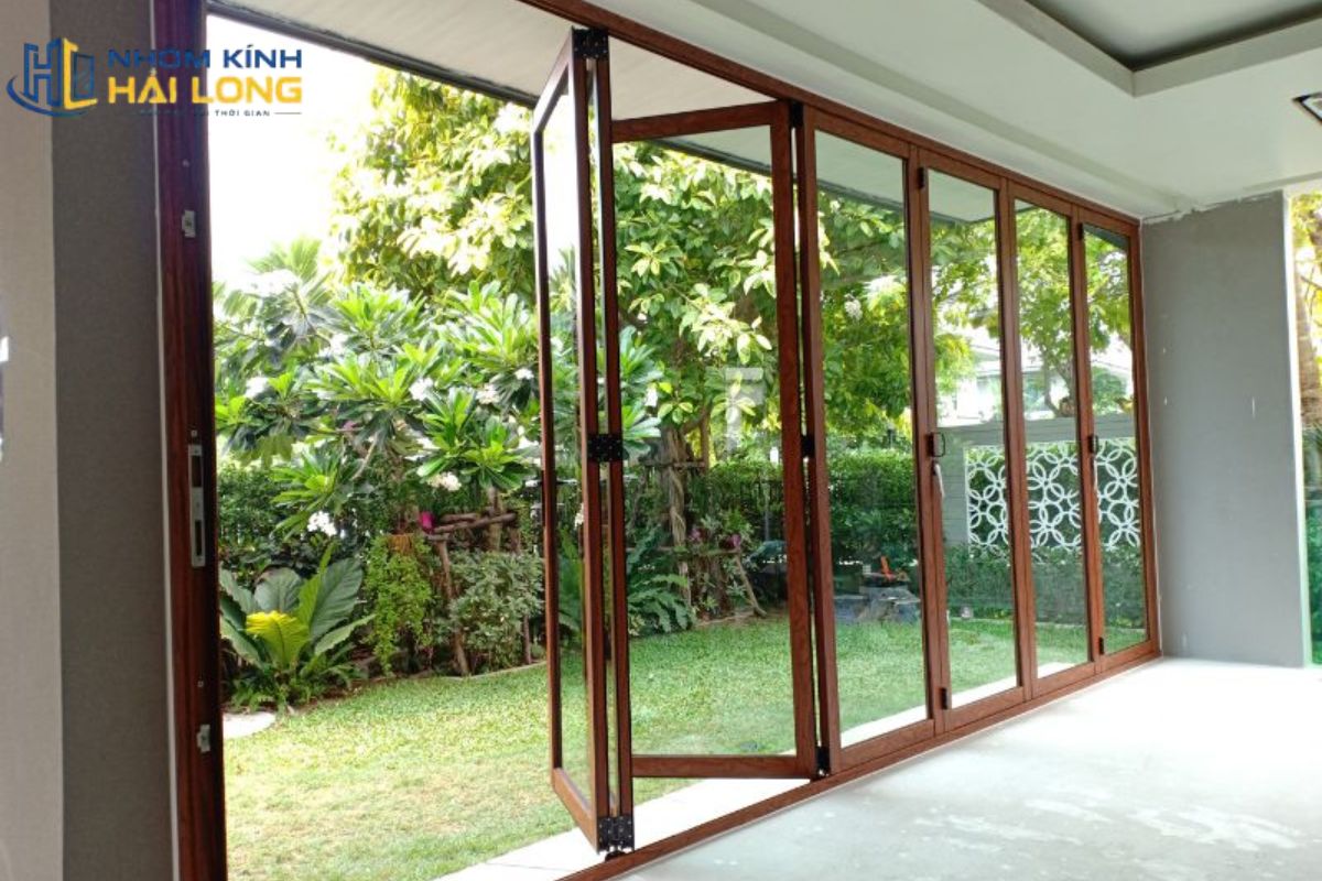 Bảng màu cửa nhôm Xingfa cho khu vực nhiều bụi nên ưu tiên ghi xám hoặc bề mặt sần để hạn chế lộ bụi, vệt nước và dấu tay
