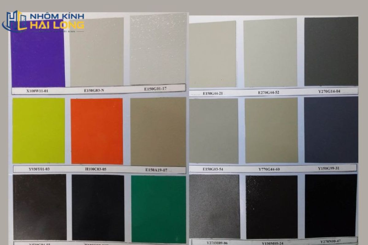 Những lỗi thường gặp khi chọn màu nhôm kính gồm không xem mẫu thật, phối màu thiếu đồng bộ, bỏ qua ánh sáng tự nhiên và không ghi rõ màu, bề mặt trong báo giá