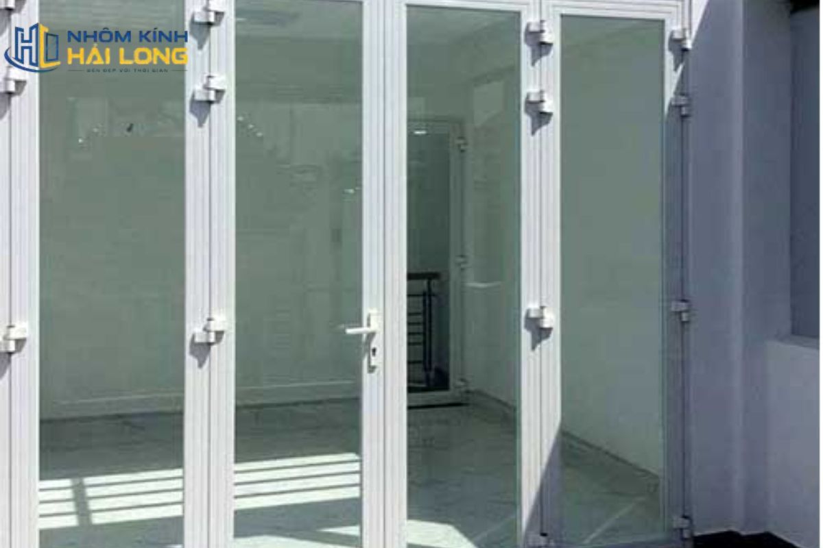 Bảng màu cửa nhôm Xingfa trắng sứ giúp không gian sáng, nhẹ, sạch và phù hợp với căn hộ, phòng nhỏ hoặc kiến trúc tối giản