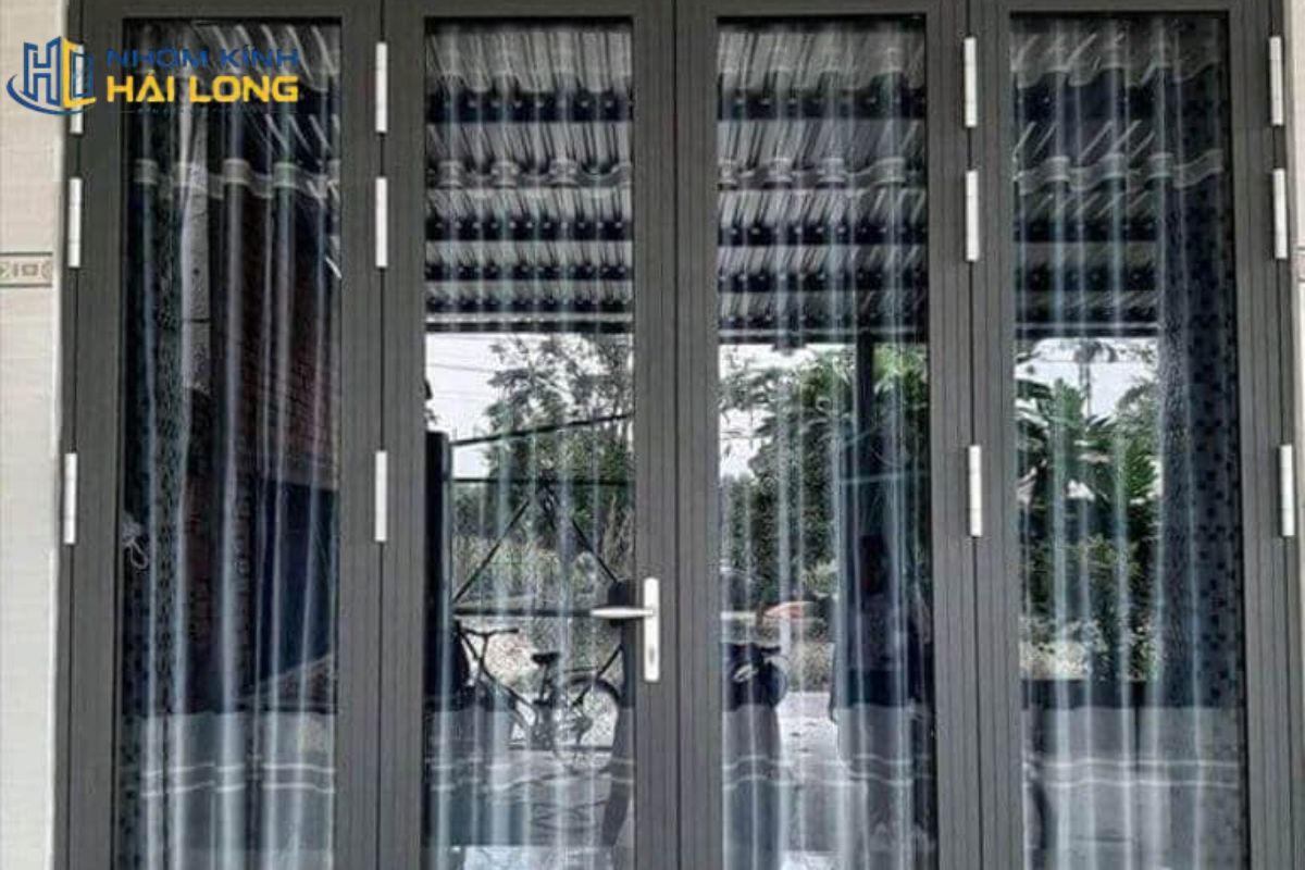 Bảng màu cửa nhôm Xingfa màu đen tạo đường nét kiến trúc rõ, tăng độ tương phản và phù hợp với nhà hiện đại, văn phòng hoặc showroom