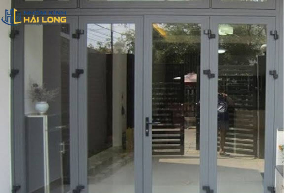 Bảng màu cửa nhôm Xingfa ghi xám dễ phối với đá, bê tông, sơn trắng và các vật liệu hiện đại trong kiến trúc đương đại