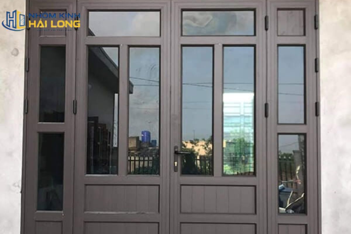 Bảng màu cửa nhôm Xingfa nâu sần tạo cảm giác trầm ấm, chắc chắn và phù hợp với nhà phố, biệt thự dùng đá, gỗ hoặc mái ngói
