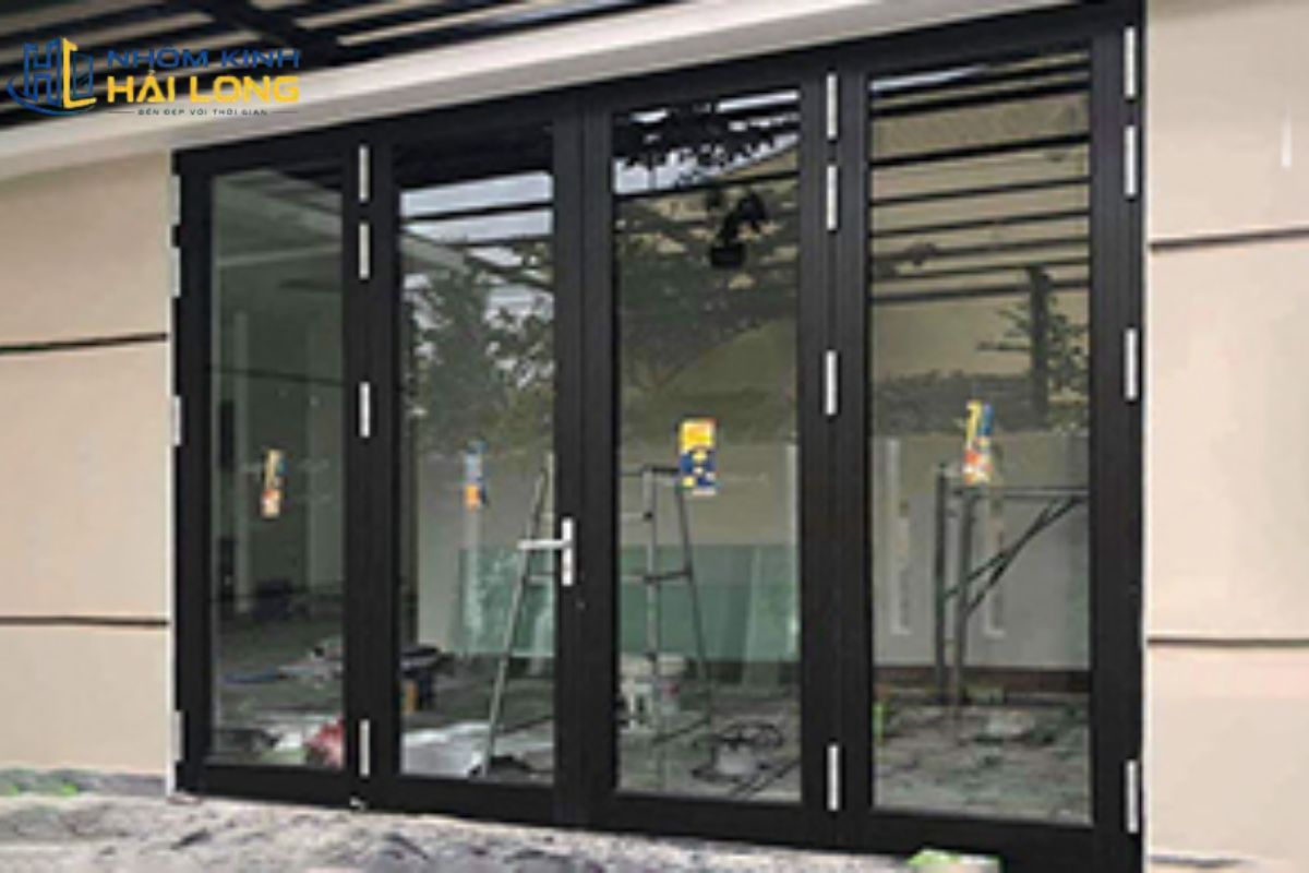 Bảng màu cửa nhôm Xingfa khung tối kết hợp kính trong giúp làm rõ đường nét kiến trúc, giữ tầm nhìn rộng và phù hợp với mặt tiền hiện đại