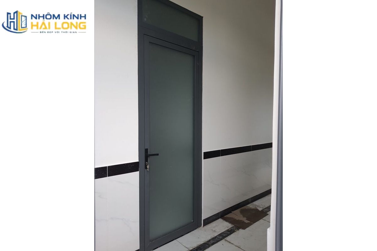 Bảng màu cửa nhôm Xingfa khung trắng sứ kết hợp kính mờ giúp không gian sáng thoáng, đồng thời bảo đảm sự riêng tư