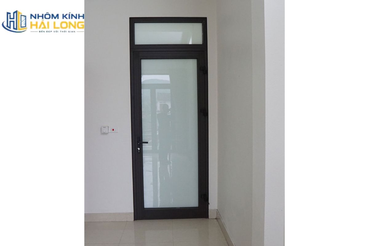 Cửa đi mở quay 1 cánh nhôm Xingfa kết hợp pano nhôm phía dưới và kính lấy sáng phía trên, phù hợp nhà vệ sinh, ban công hoặc khu vực ẩm