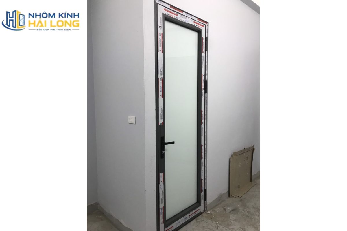 Cửa đi mở quay 1 cánh nhôm Xingfa cho phòng ngủ, cửa thông phòng giúp tiết kiệm ô chờ, vận hành êm và tăng riêng tư khi dùng kính mờ hoặc chia đố