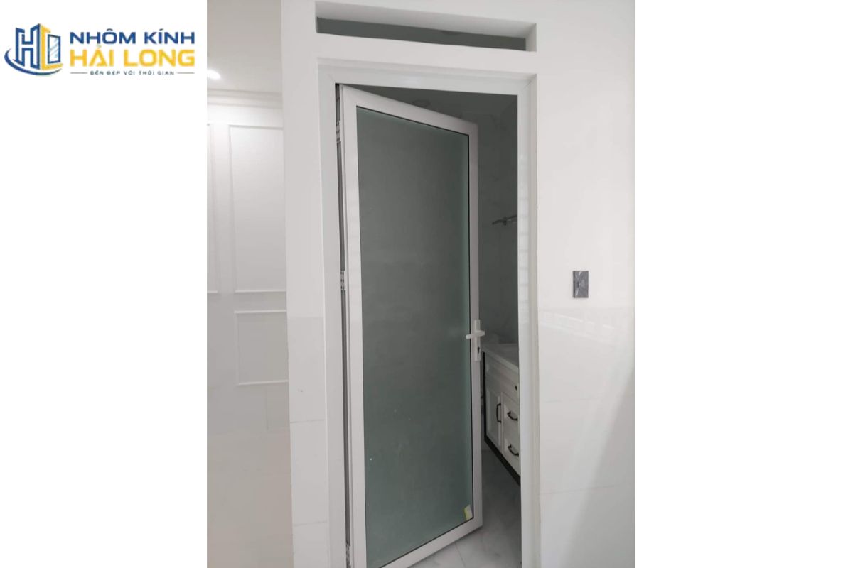Cửa đi mở quay 1 cánh nhôm Xingfa cho nhà vệ sinh phù hợp khu vực ẩm, có thể dùng kính mờ hoặc pano nhôm để tăng riêng tư