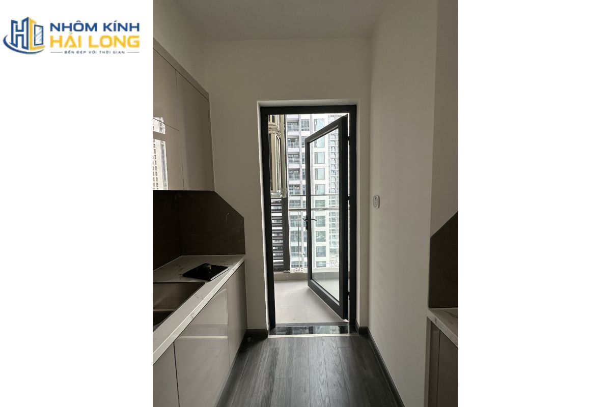 Cửa đi mở quay 1 cánh nhôm Xingfa cho ban công ưu tiên kính an toàn, kín khít tốt và có thể kết hợp vách FIX để tăng sáng