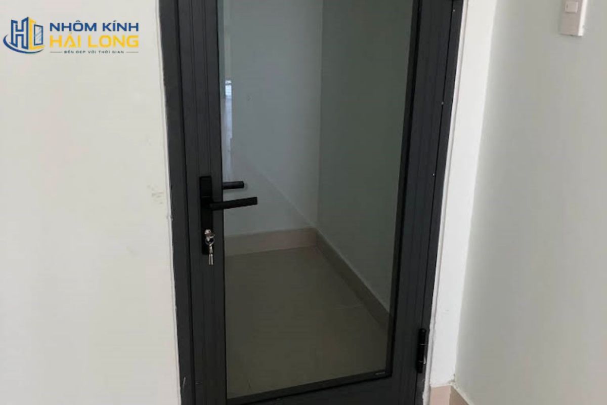 Cửa đi mở quay 1 cánh nhôm Xingfa có khung nhôm dày 2.0mm, kính cường lực, phụ kiện Kinlong và gioăng EPDM giúp cửa chắc chắn, kín khít