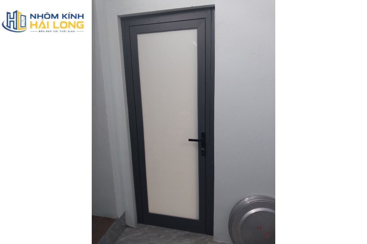 Cửa kính an toàn toàn phần nhôm Xingfa giúp lấy sáng tối đa, mở rộng không gian và phù hợp cho phòng làm việc, ban công hoặc lối ra sân