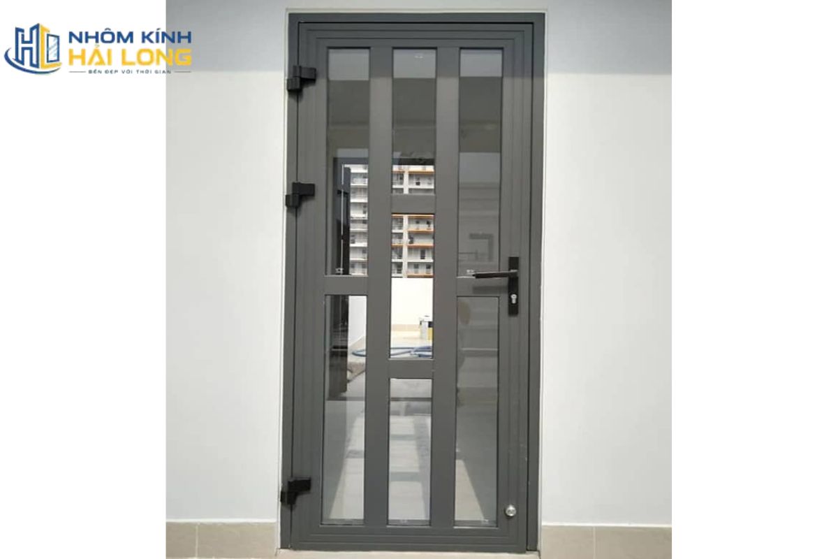 Cửa đi mở quay 1 cánh nhôm Xingfa chia ô đố ngang tạo điểm nhấn thẩm mỹ, phù hợp nhà phố bán cổ điển và vẫn đảm bảo lấy sáng