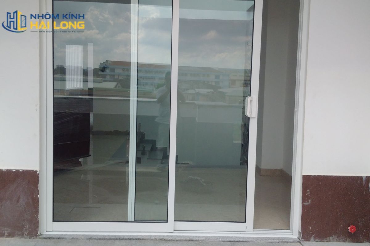 Cửa đi mở trượt 1 cánh nhôm Xingfa ray âm giúp lối đi liền mạch, tăng thẩm mỹ và phù hợp phòng ngủ, cửa thông phòng hoặc không gian hiện đại