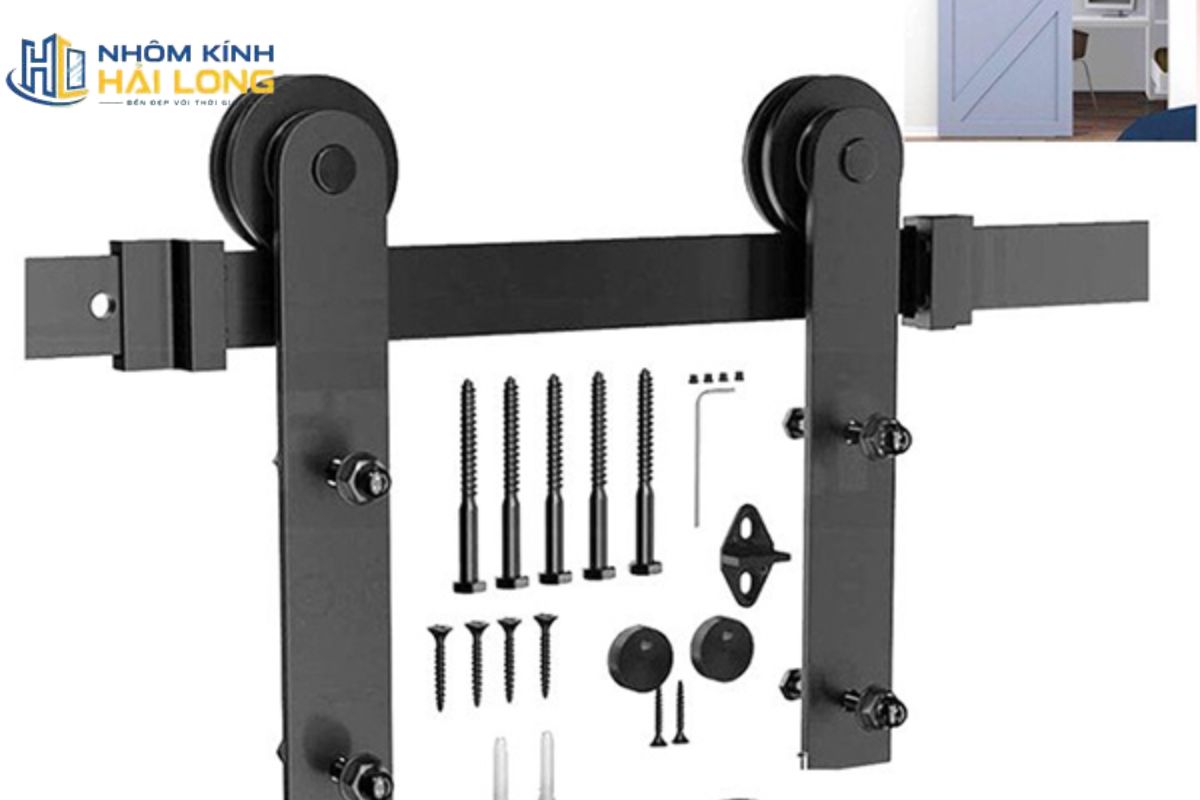 Cửa đi mở trượt 1 cánh nhôm Xingfa dùng hệ 93 hoặc 2001, nhôm dày khoảng 2.0mm, kính an toàn và ray bánh xe kép giúp cửa trượt ổn định