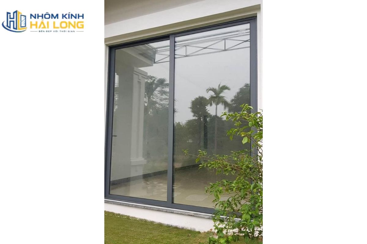 Cửa đi mở trượt 1 cánh nhôm Xingfa chia đố tạo điểm nhấn chắc chắn, phù hợp nội thất bán cổ điển, công nghiệp và vẫn đảm bảo lấy sáng