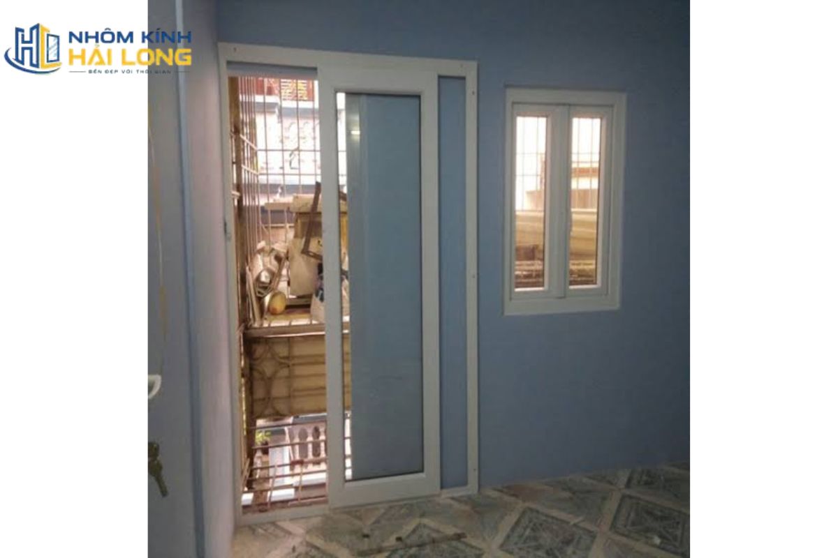 Cửa đi mở trượt 1 cánh nhôm Xingfa kính suốt giúp mở rộng tầm nhìn, lấy sáng tốt và phù hợp căn hộ, phòng ngủ nối ban công nhỏ