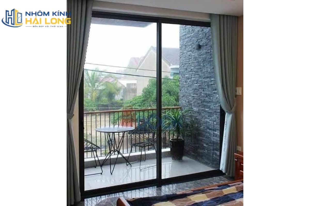 Cửa đi mở trượt 1 cánh nhôm Xingfa ra ban công nhỏ giúp tiết kiệm diện tích, cần xử lý kỹ ray, thoát nước và độ kín để hạn chế thấm mưa