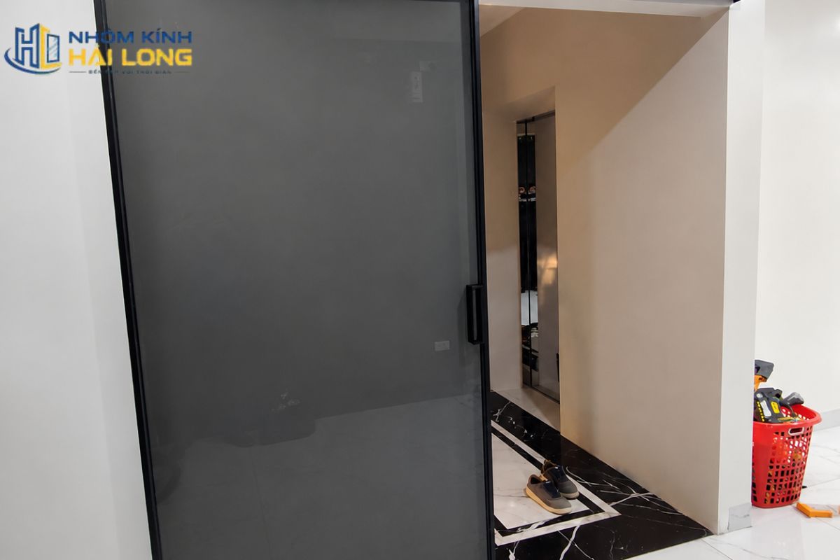 Cửa đi mở trượt 1 cánh nhôm Xingfa làm vách ngăn phòng linh hoạt, giúp phân chia không gian gọn gàng và dễ vệ sinh khi dùng cho khu vực bếp