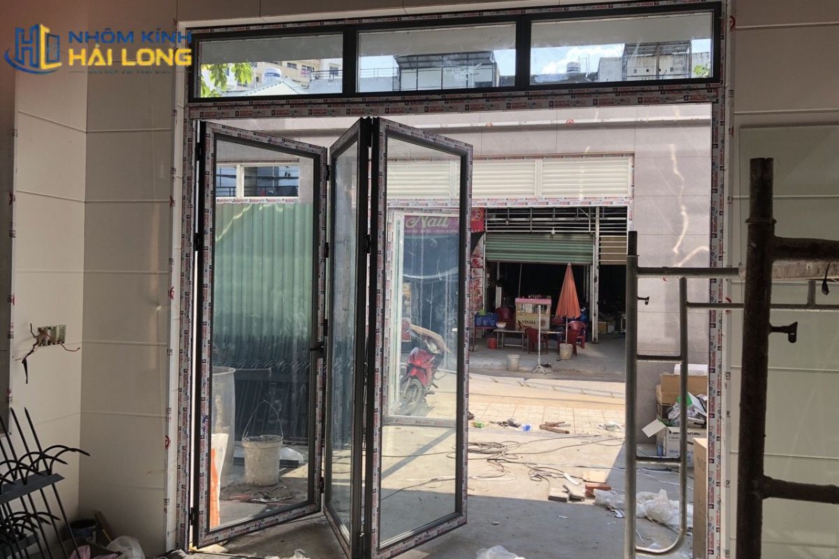 Cửa đi xếp trượt 4 cánh nhôm Xingfa cho mặt tiền biệt thự, nhà phố giúp tạo mảng kính rộng, lấy sáng tốt và mở rộng lối đi khi cần
