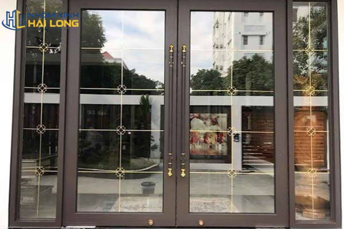 Cửa nhôm biệt thự và cổng nhôm đúc phục vụ khác nhau về vị trí, khả năng lấy sáng, riêng tư, phong cách và yêu cầu vận hành