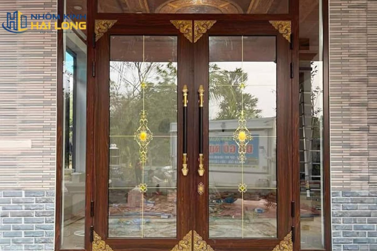 Cửa nhôm biệt thự kết hợp kính, gioăng, khóa, bản lề và phụ kiện phù hợp giúp tăng độ an toàn, cách âm và vận hành ổn định