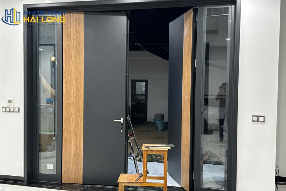 Quy trình đặt cửa nhôm biệt thự gồm khảo sát ô chờ, chọn kiểu mở, chốt cấu hình, lập bản vẽ, báo giá, gia công, lắp đặt và nghiệm thu