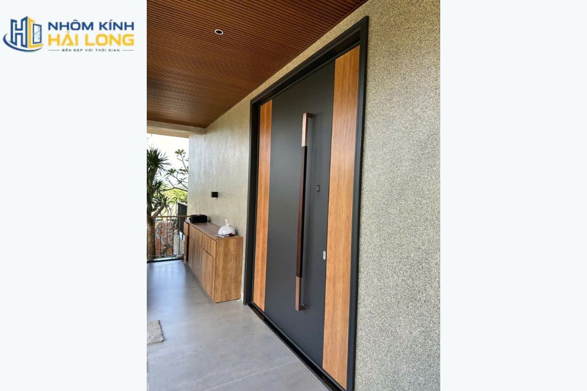 Cửa nhôm biệt thự một cánh cho phòng và lối phụ có thiết kế gọn, dễ sử dụng, đồng thời cân bằng ánh sáng với sự riêng tư