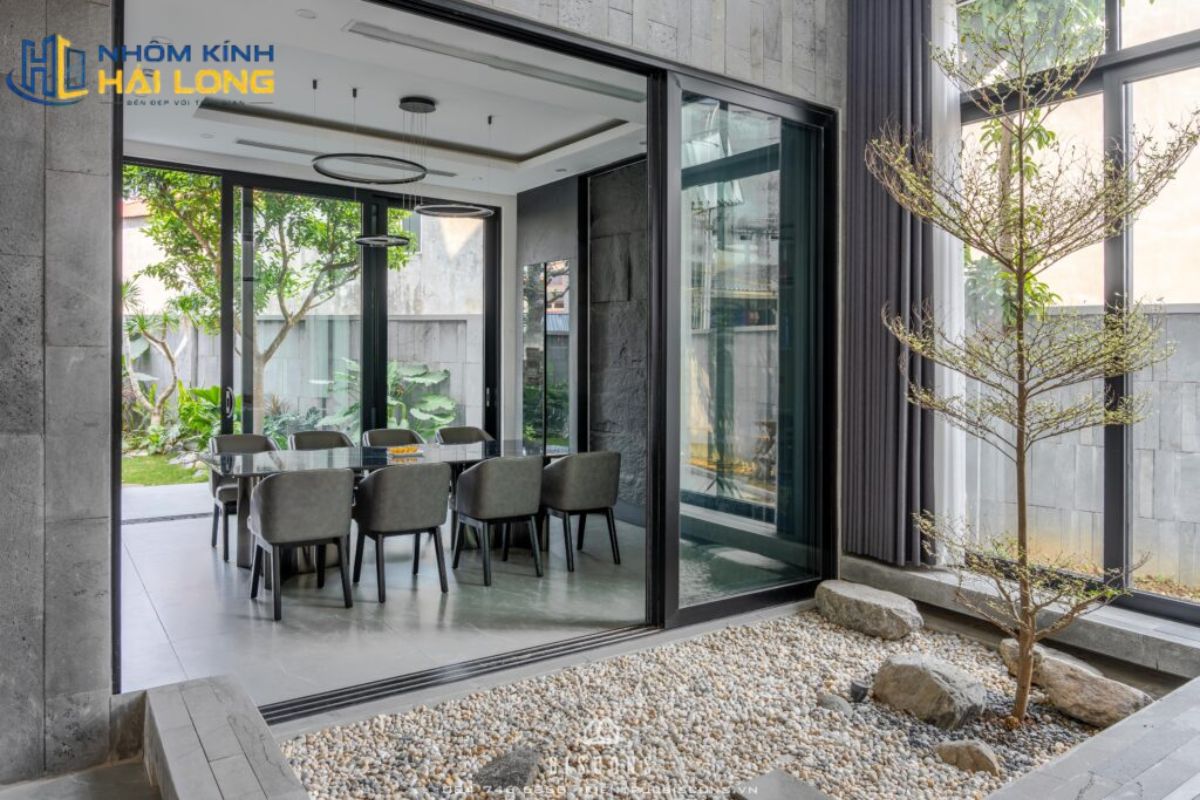 Cửa nhôm biệt thự hiện đại với khung màu đen, xám hoặc nâu trung tính kết hợp kính lớn giúp mặt tiền gọn, nhẹ và sang trọng