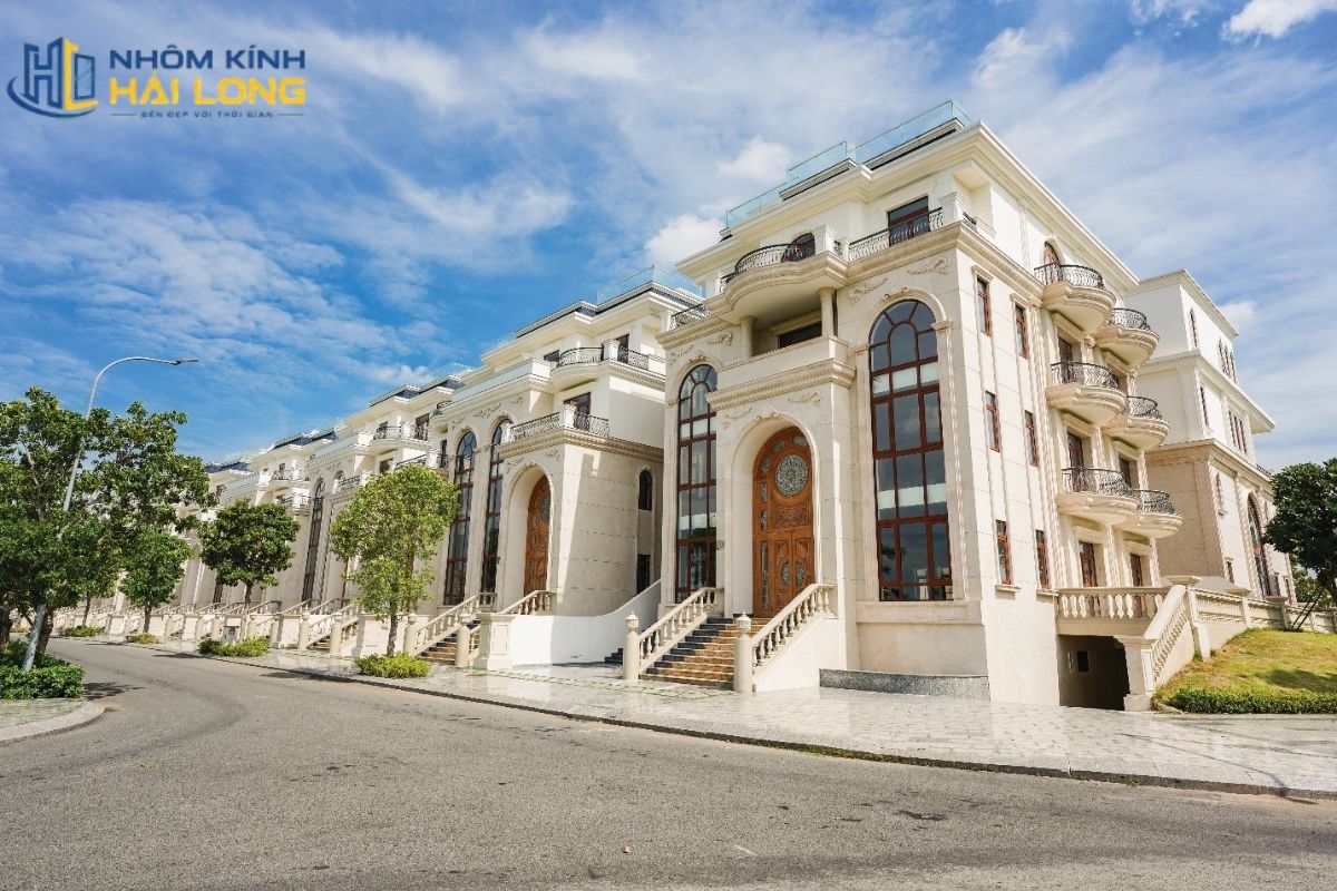 Cửa nhôm biệt thự tân cổ điển với màu trắng, đen, nâu hoặc vân gỗ tạo vẻ sang trọng, cân đối và hài hòa với phào chỉ mặt tiền