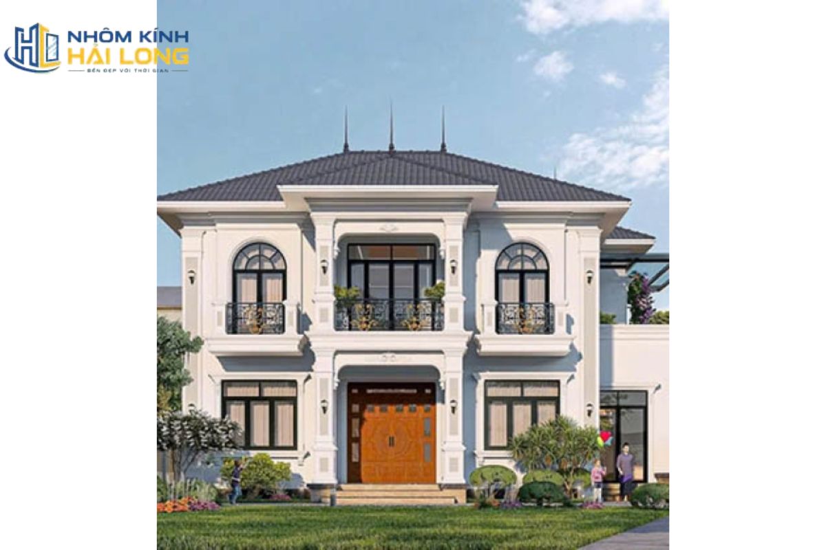 Cửa nhôm biệt thự mái Nhật hoặc mái Thái với tông nâu, vân gỗ, ghi hoặc đen giúp hài hòa cùng mái dốc, đá tự nhiên và màu tường ấm