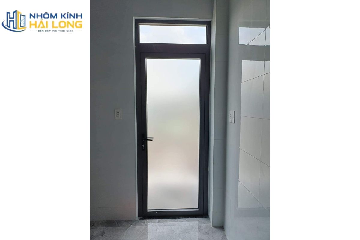 Cửa nhôm nhà vệ sinh phù hợp môi trường ẩm nhờ dễ vệ sinh, không mối mọt, bảo đảm riêng tư và vận hành thuận tiện
