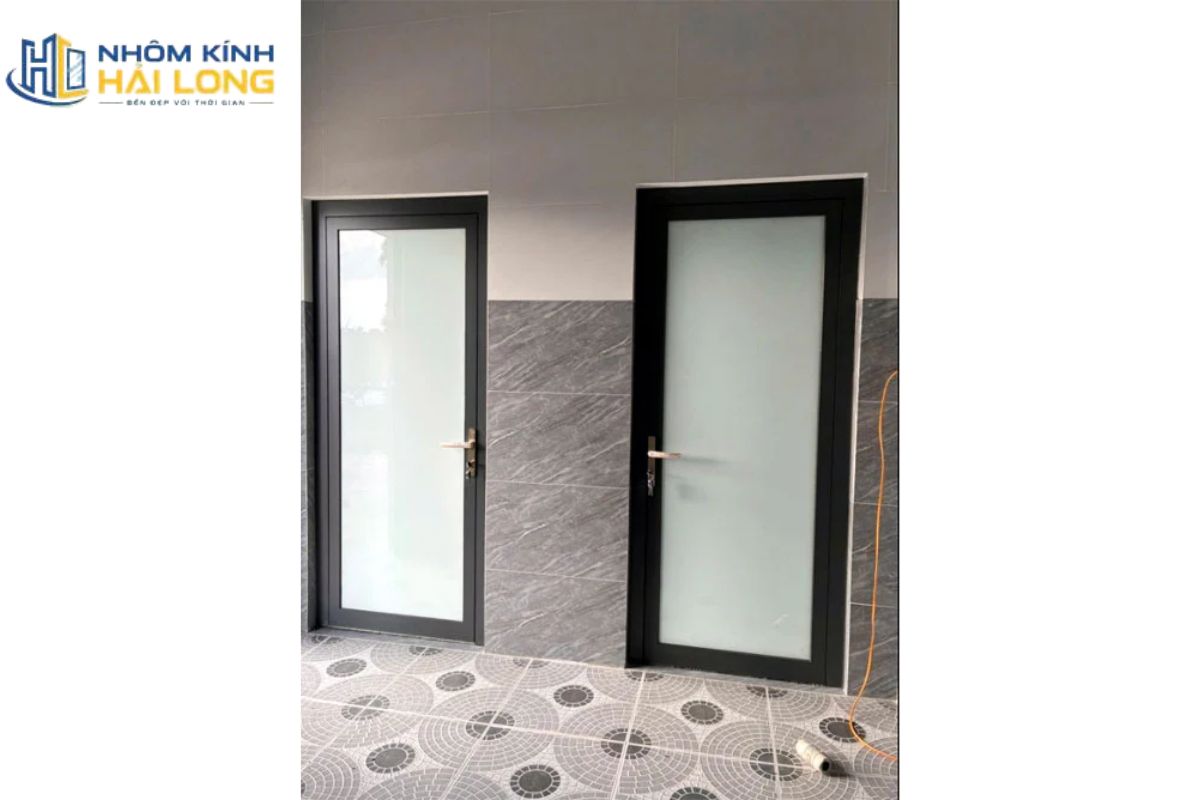 Cửa nhôm nhà vệ sinh có thể chọn mở quay để tăng độ kín hoặc cửa lùa để tiết kiệm diện tích, tùy mặt bằng và hướng sử dụng