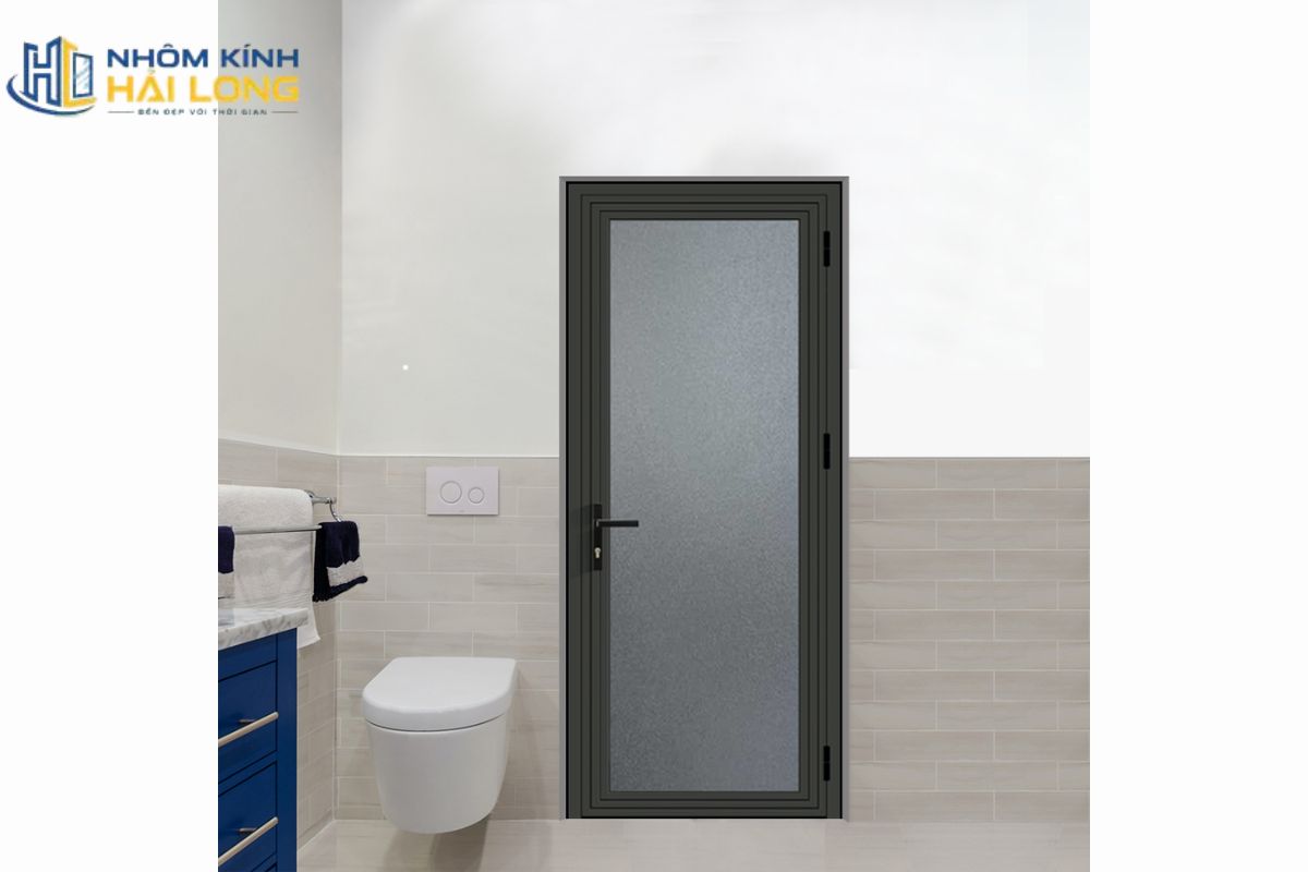 Quy trình đặt làm cửa nhôm toilet gồm khảo sát ô chờ, chốt cấu hình, duyệt báo giá, gia công, lắp đặt và nghiệm thu vận hành