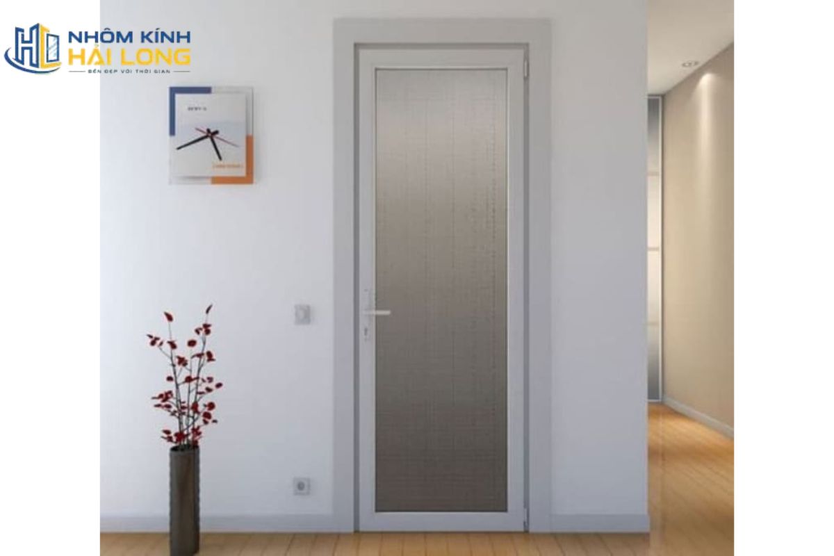 Những lỗi thường gặp khi chọn cửa nhôm nhà vệ sinh gồm dùng kính quá trong, bố trí hướng mở bất tiện, chọn phụ kiện kém và bỏ qua xử lý chống thấm