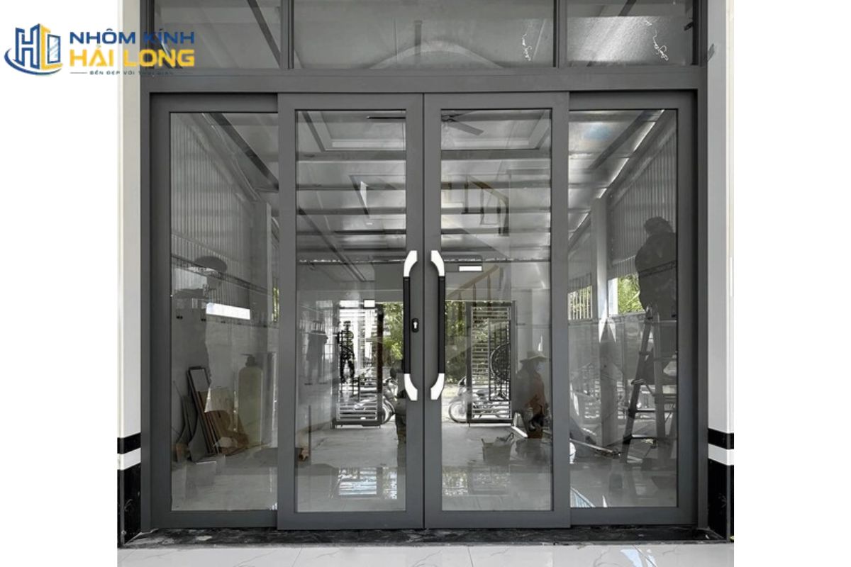 Cửa nhôm Xingfa có cấu tạo gồm khung nhôm profile, kính cường lực, gioăng EPDM, phụ kiện đồng bộ và vật tư liên kết giúp cửa kín khít, chắc chắn