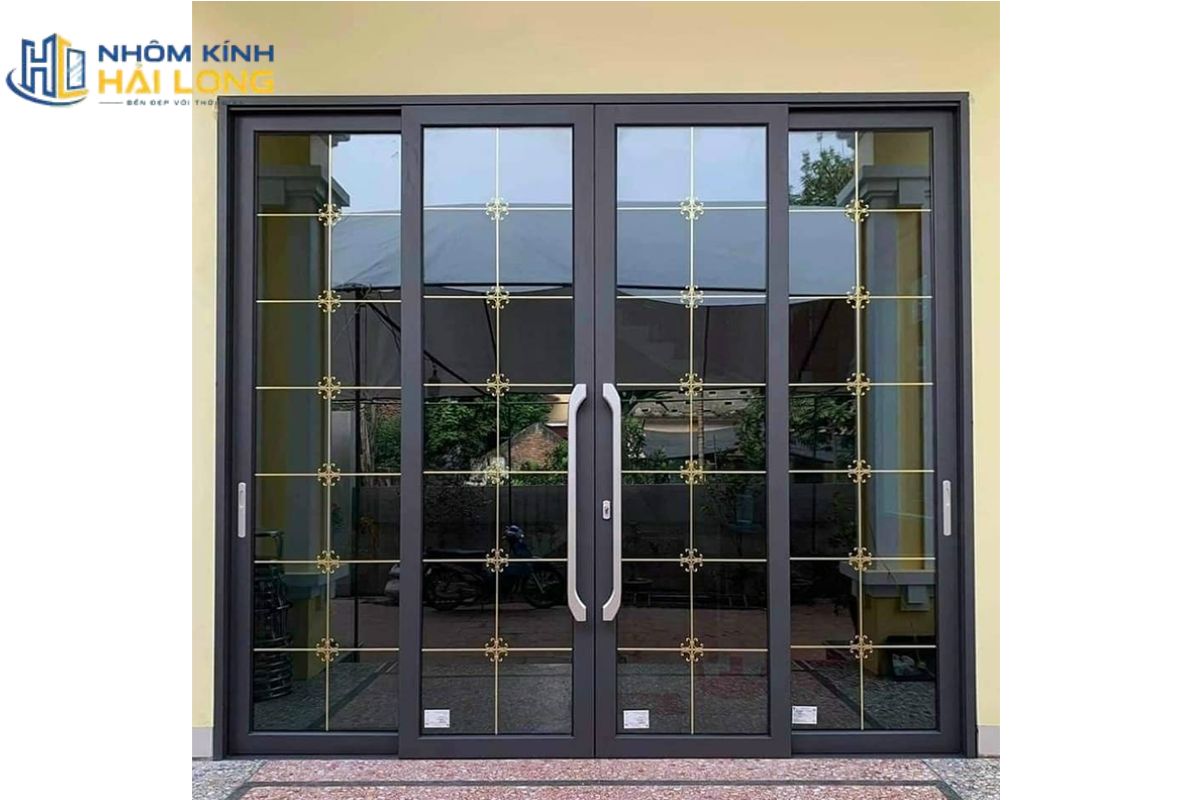 Cửa mở lùa nhôm Xingfa phù hợp không gian hẹp, giúp tiết kiệm diện tích và vận hành êm khi dùng ray, bánh xe, khóa chất lượng