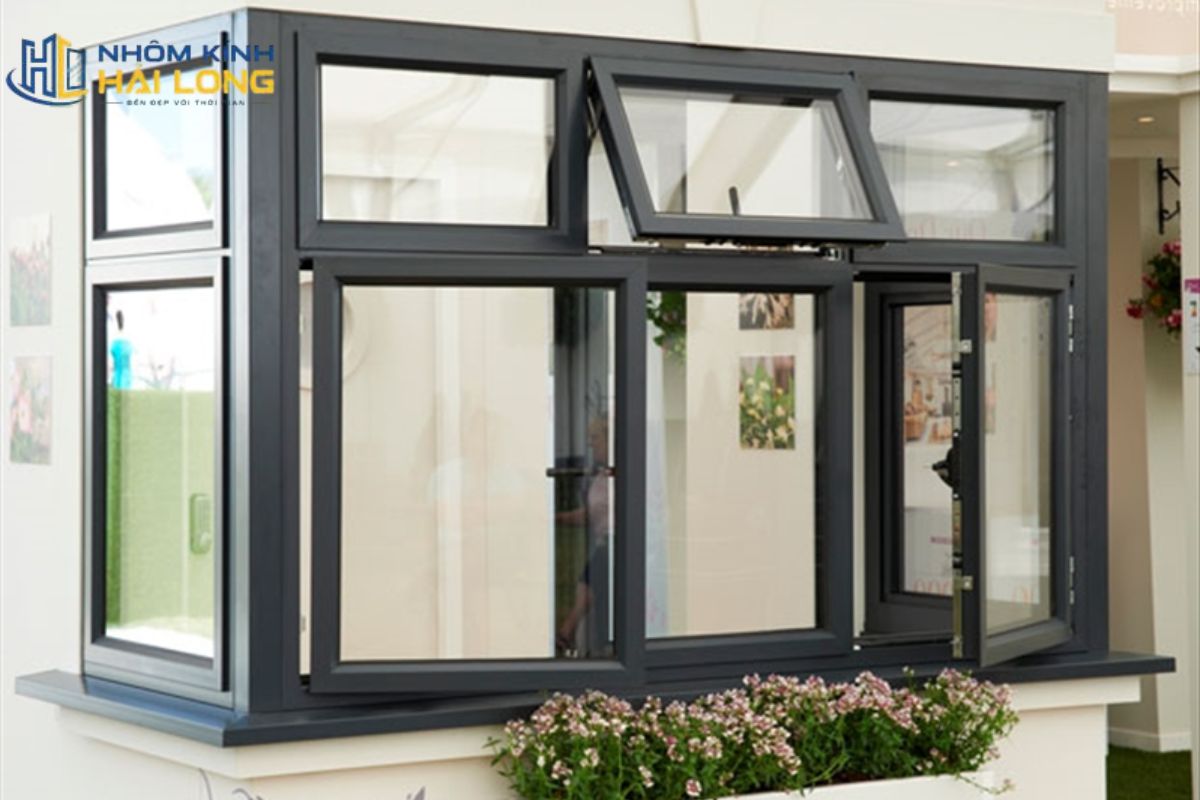 Cửa sổ mở quay hoặc mở hất nhôm Xingfa giúp lấy gió, tăng thông thoáng và cần chọn góc mở phù hợp để đảm bảo an toàn