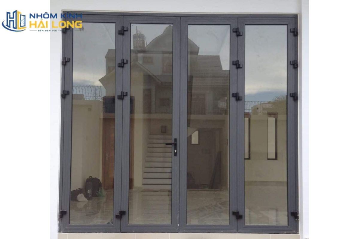 Cửa đi mở quay nhôm Xingfa phù hợp làm cửa chính, cửa thông phòng hoặc cửa ban công, có độ mở lớn và cần xác định đúng hướng mở trước khi sản xuất