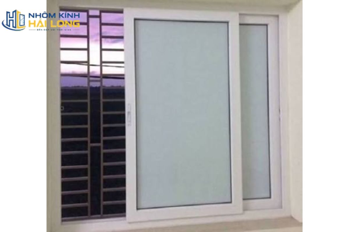 Cửa sổ lùa 1 cánh vận hành bằng cánh trượt ngang trên ray, kết hợp ô kính cố định, giúp tiết kiệm diện tích và mở cửa gọn nhẹ