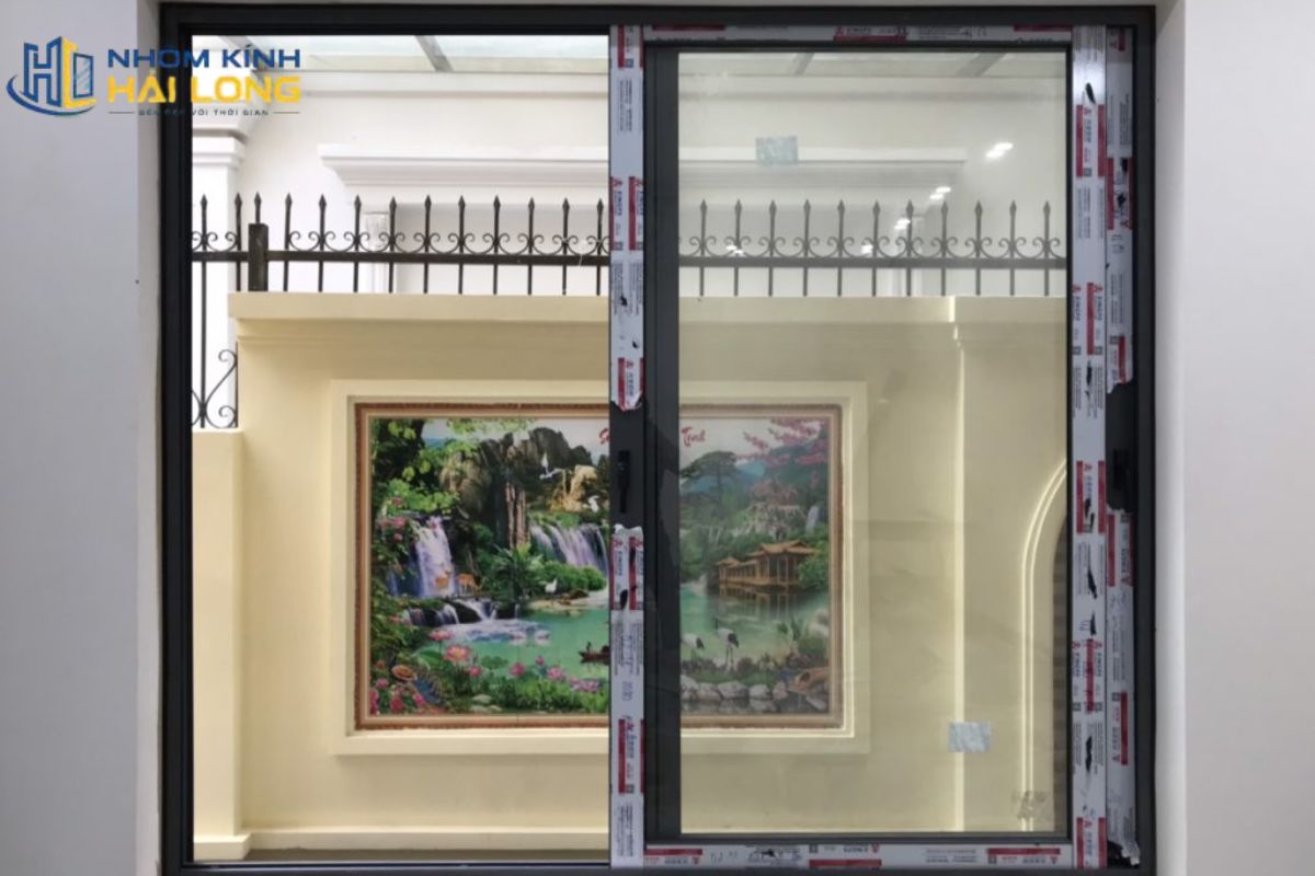 Cửa sổ lùa 1 cánh cần đặt sản xuất theo quy trình khảo sát, chọn cấu hình, duyệt bản vẽ, gia công, lắp đặt và bàn giao rõ ràng