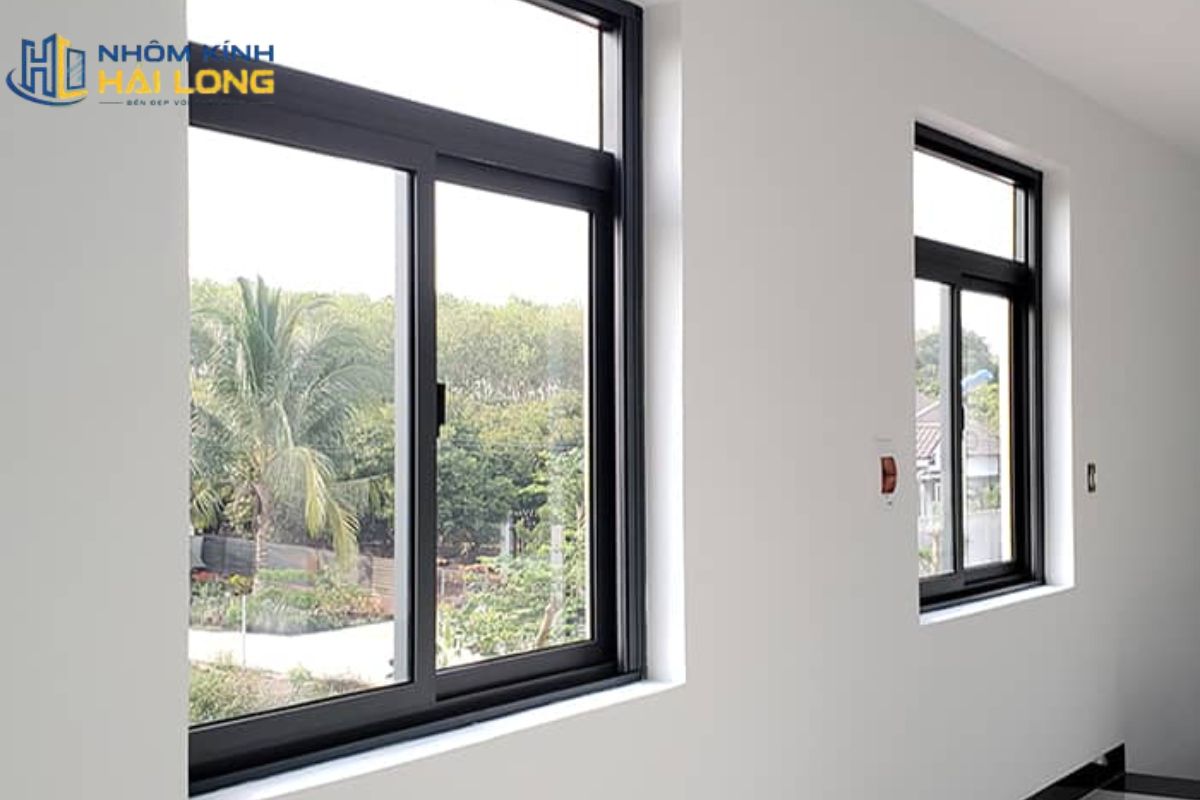 Cửa sổ lùa 1 cánh nhôm Xingfa phù hợp nhà phố, biệt thự hoặc căn hộ, giúp tiết kiệm diện tích, bền chắc và dễ phối nhiều loại kính