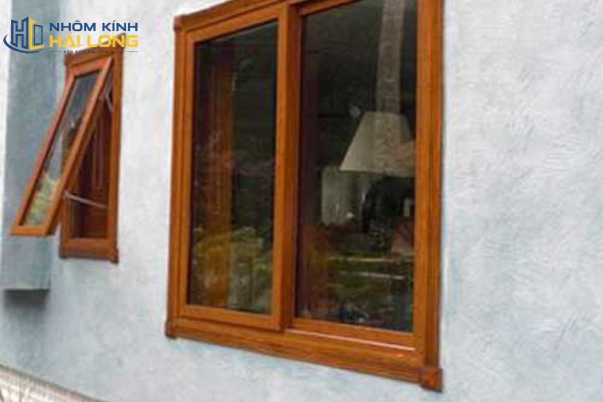 Cửa sổ lùa 1 cánh gỗ phù hợp không gian cổ điển, nội thất gỗ hoặc phong cách Nhật Bản, cần xử lý chống cong vênh và chọn ray chịu tải tốt.