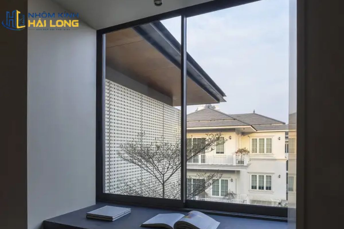 Cửa sổ lùa 1 cánh phù hợp nhà ống, nhà phố và hành lang hẹp nhờ cánh trượt ngang gọn, không chiếm vùng mở