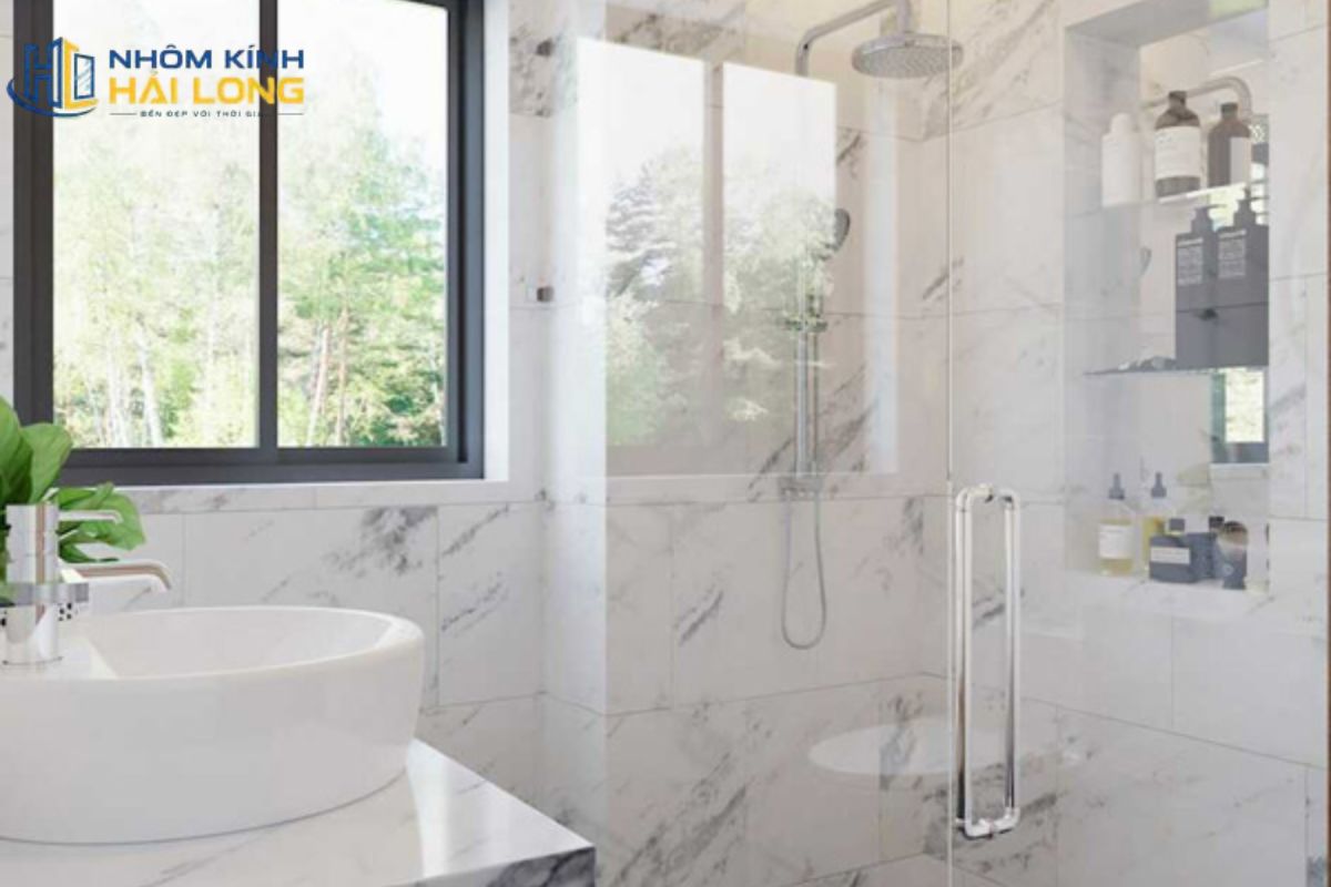Cửa sổ lùa 1 cánh cho phòng tắm, nhà vệ sinh giúp lấy sáng, thông gió gọn và cần dùng kính mờ, xử lý chống thấm kỹ