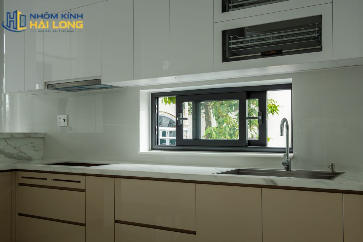 Cửa sổ lùa 1 cánh khu vực bếp giúp thoát mùi, lấy sáng gọn và cần bố trí tay nắm thuận tiện, tránh va chạm đồ dùng