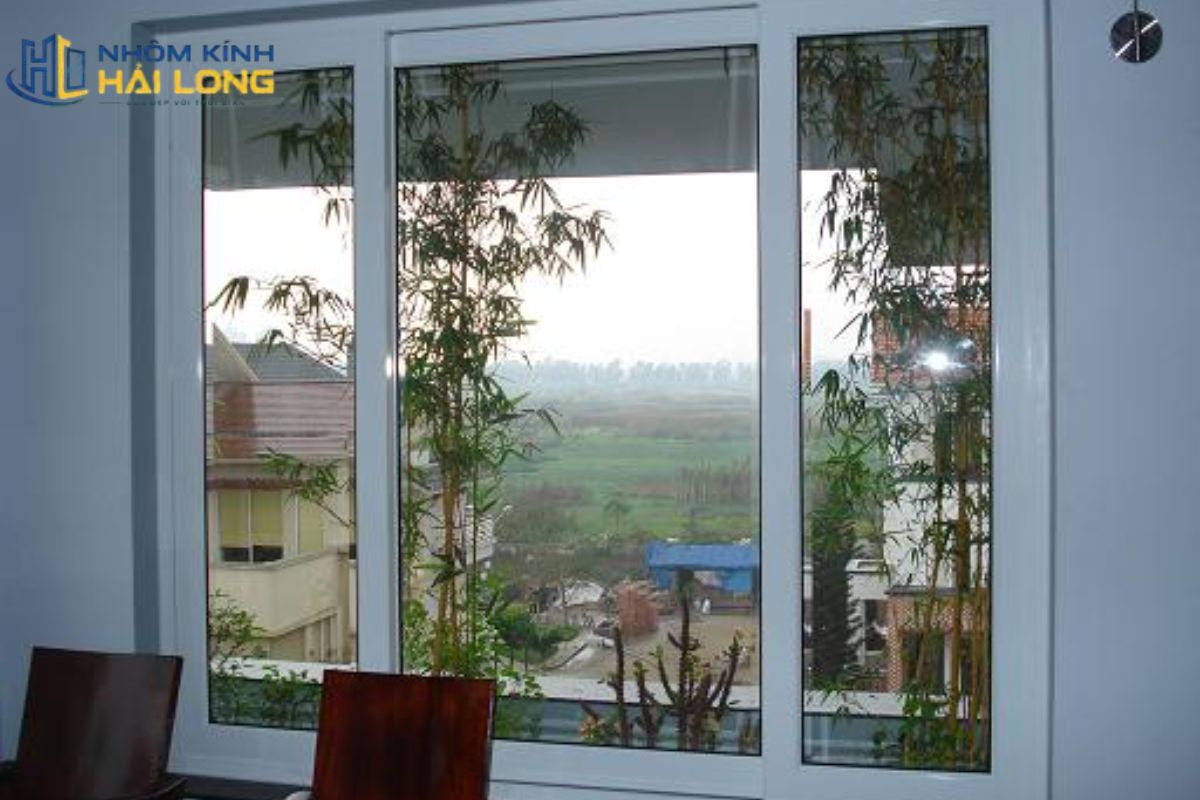 Cửa sổ lùa 3 cánh 3 ray lắp tại mặt tiền hoặc ban công, giúp mở rộng khẩu độ, tăng thông gió và thoát nước hiệu quả