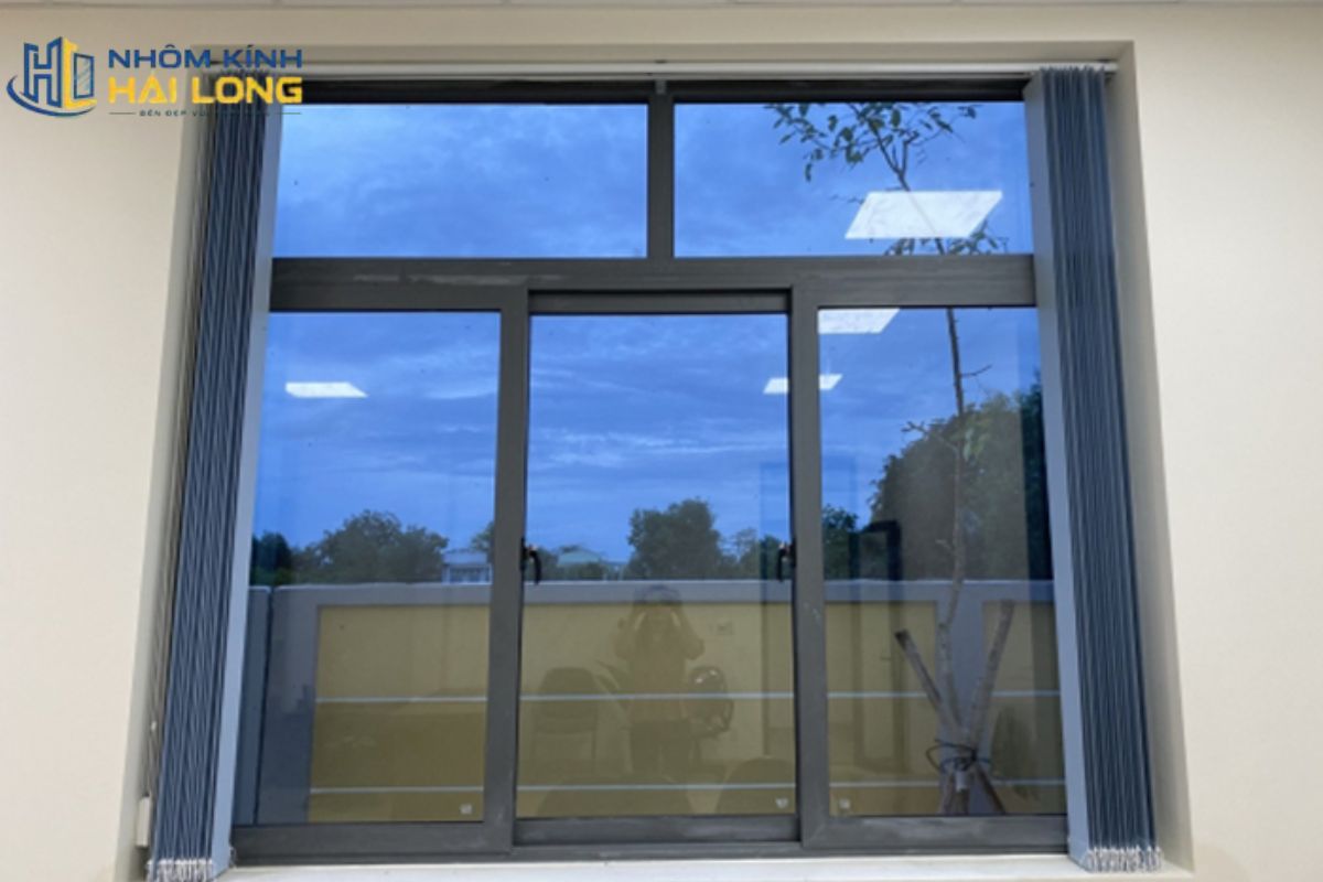 Hướng dẫn chọn cấu hình cửa sổ lùa 3 cánh theo kích thước ô chờ, số ray, loại kính, tải trọng cánh, hướng mưa gió và phụ kiện