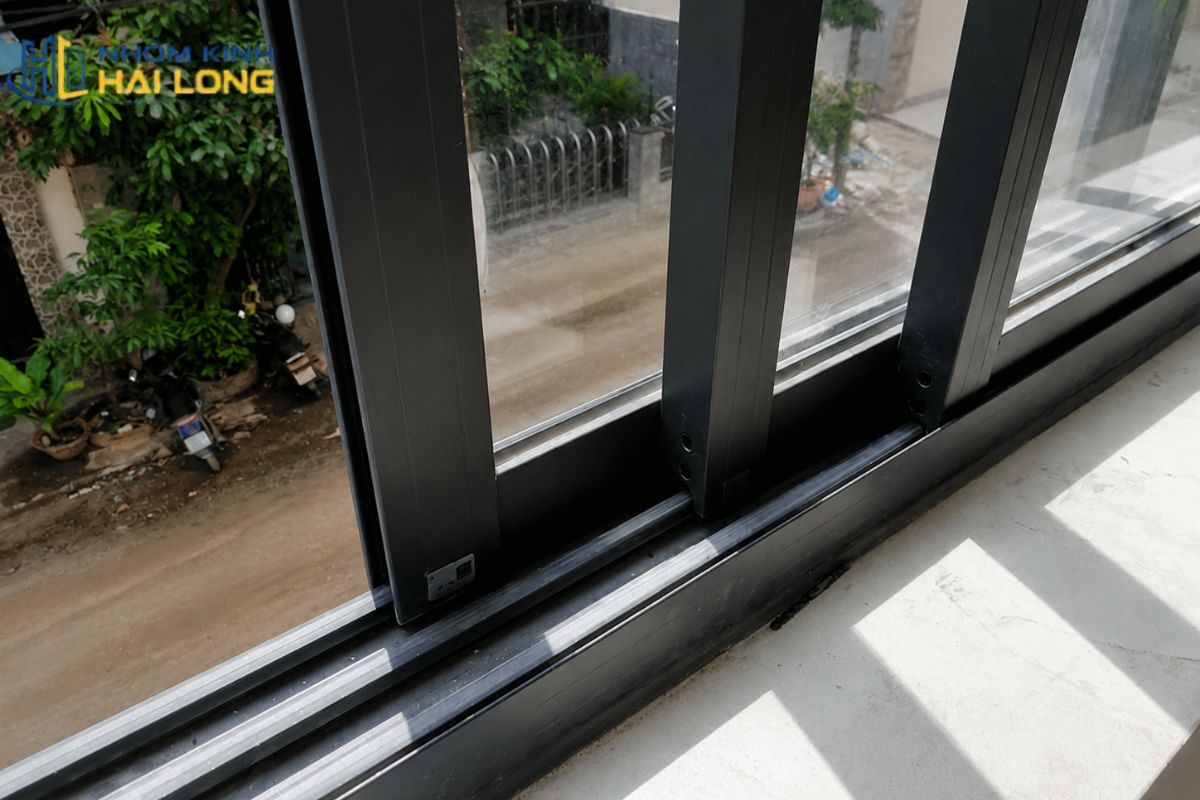 Cửa sổ lùa 3 cánh 3 ray cho phép các cánh trượt độc lập và xếp gọn về một phía, mở rộng thông gió và tầm nhìn ra ban công hoặc sân vườn