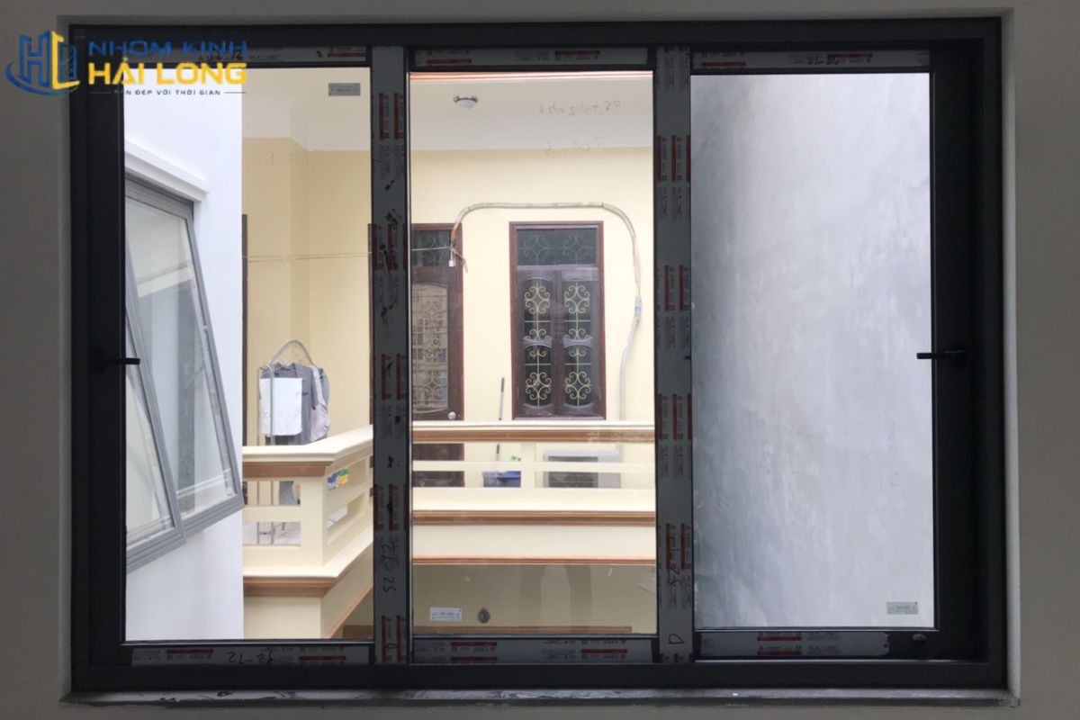 Cửa sổ lùa 3 cánh 2 ray với các cánh bố trí so le, phù hợp ô cửa vừa, giúp lấy sáng, thông gió và tiết kiệm không gian